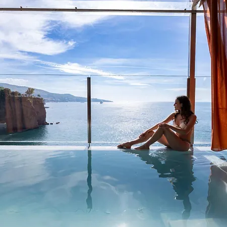 Hotel Laqua By The Sea 4*